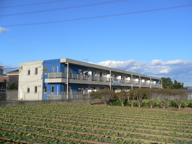 伊勢崎市間野谷町のマンションの建物外観