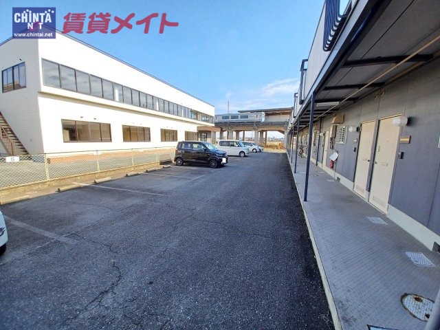 【津市一身田平野のアパートの駐車場】