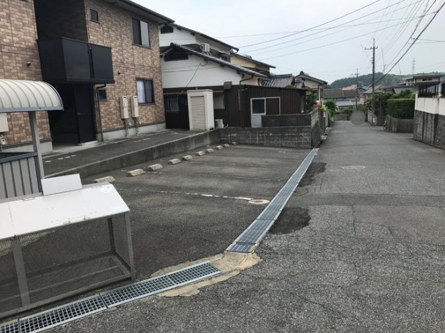 【クレスト丸山の駐車場】