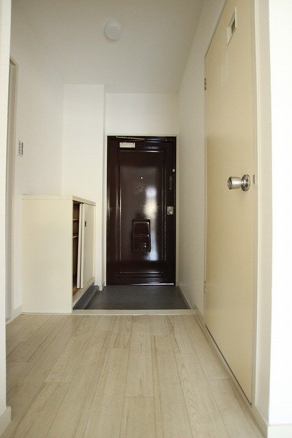 玄関　写真は別号室のものです。
