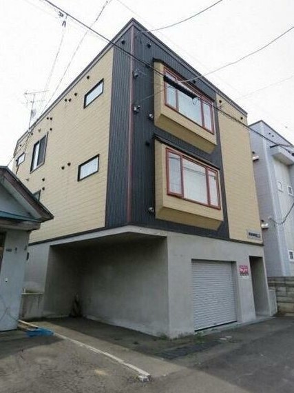 札幌市豊平区月寒西一条のアパートの建物外観