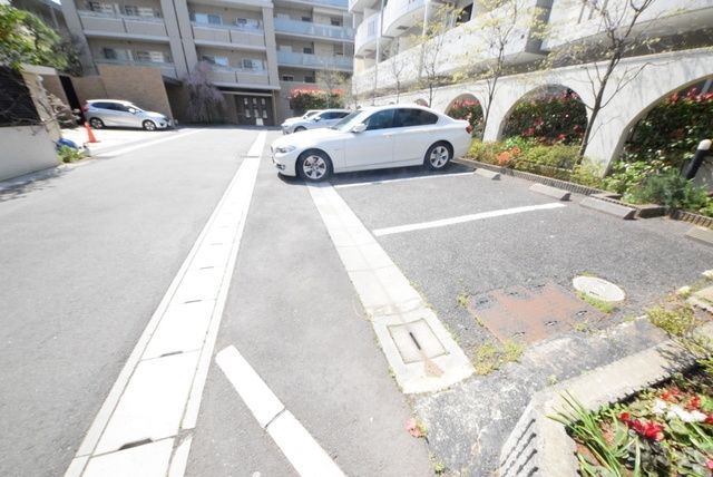 【市川市市川南のマンションの駐車場】