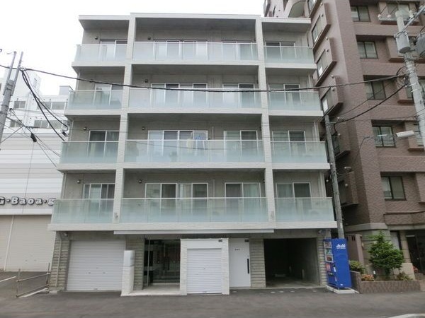 札幌市北区北二十三条西のマンションの建物外観