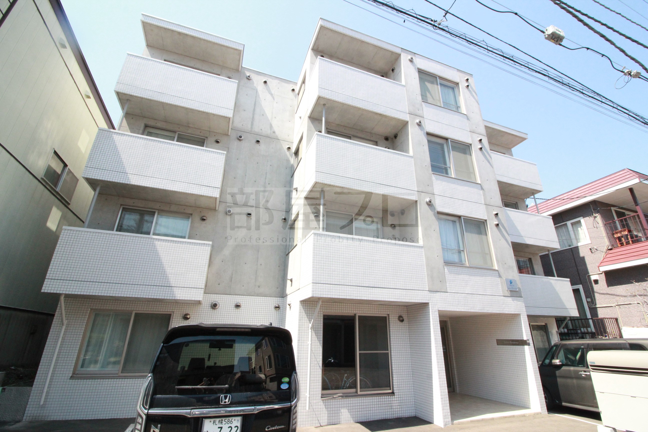 【札幌市白石区栄通のマンションの建物外観】