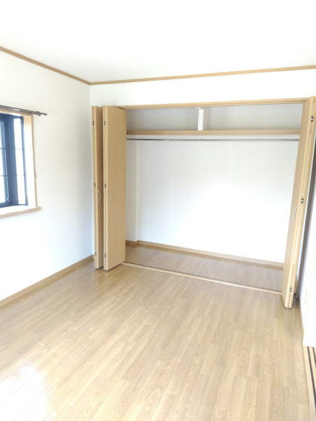 その他部屋・スペース　南側の洋室とクローゼットです。