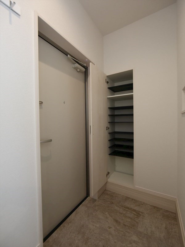 玄関　玄関　シューズボックス付（収納充実してます）