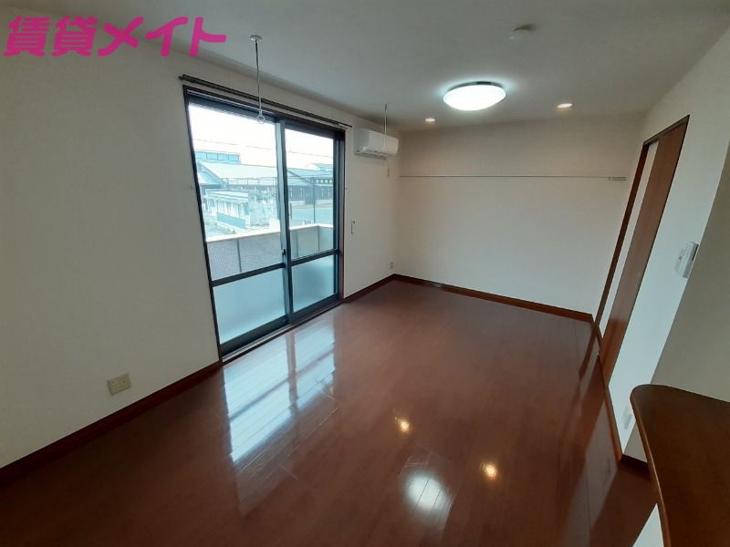 居室・リビング　同物件別室画像