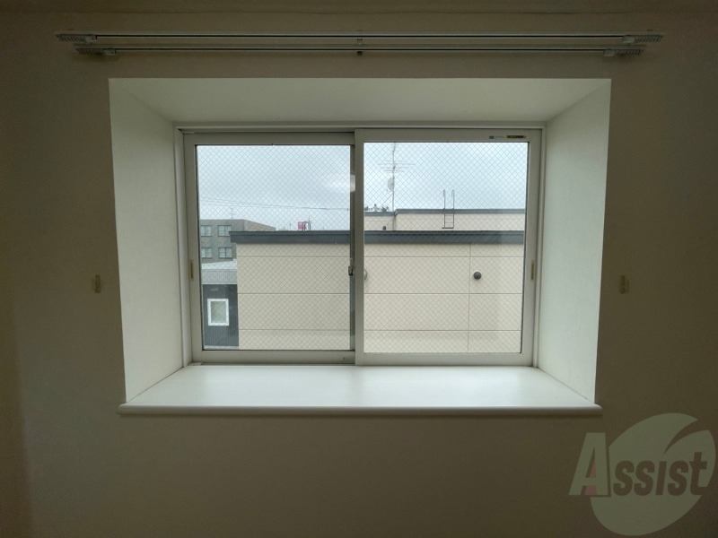 バルコニー　窓が沢山あると日がたっぷり入って気持ち良いですよね！