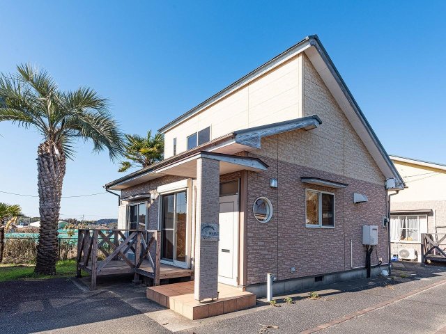 建物外観　広いロフトとウッドデッキのある戸建。日当たり良好、ヤシの木付