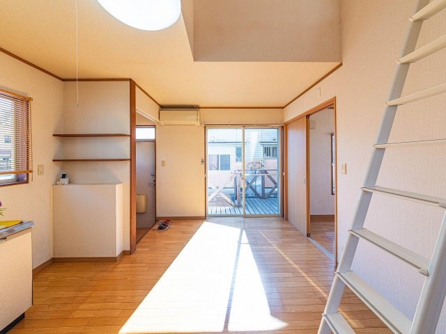 居室・リビング　日当たり良好でウッドデッキに出れるリビングダイニング。