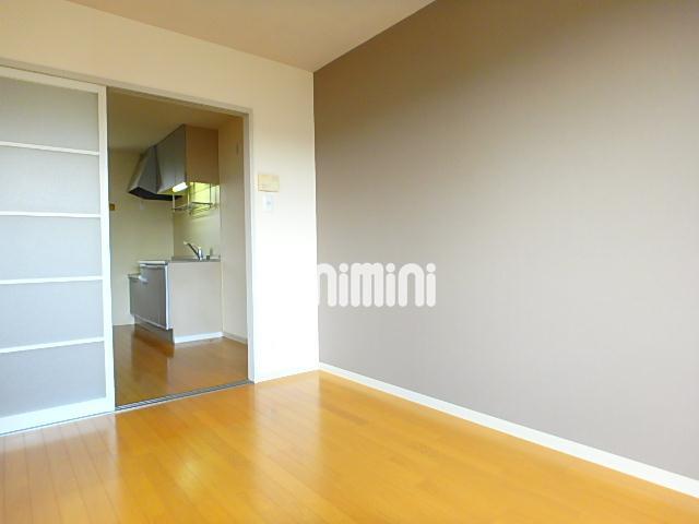 居室・リビング　洋室部分の様子です。