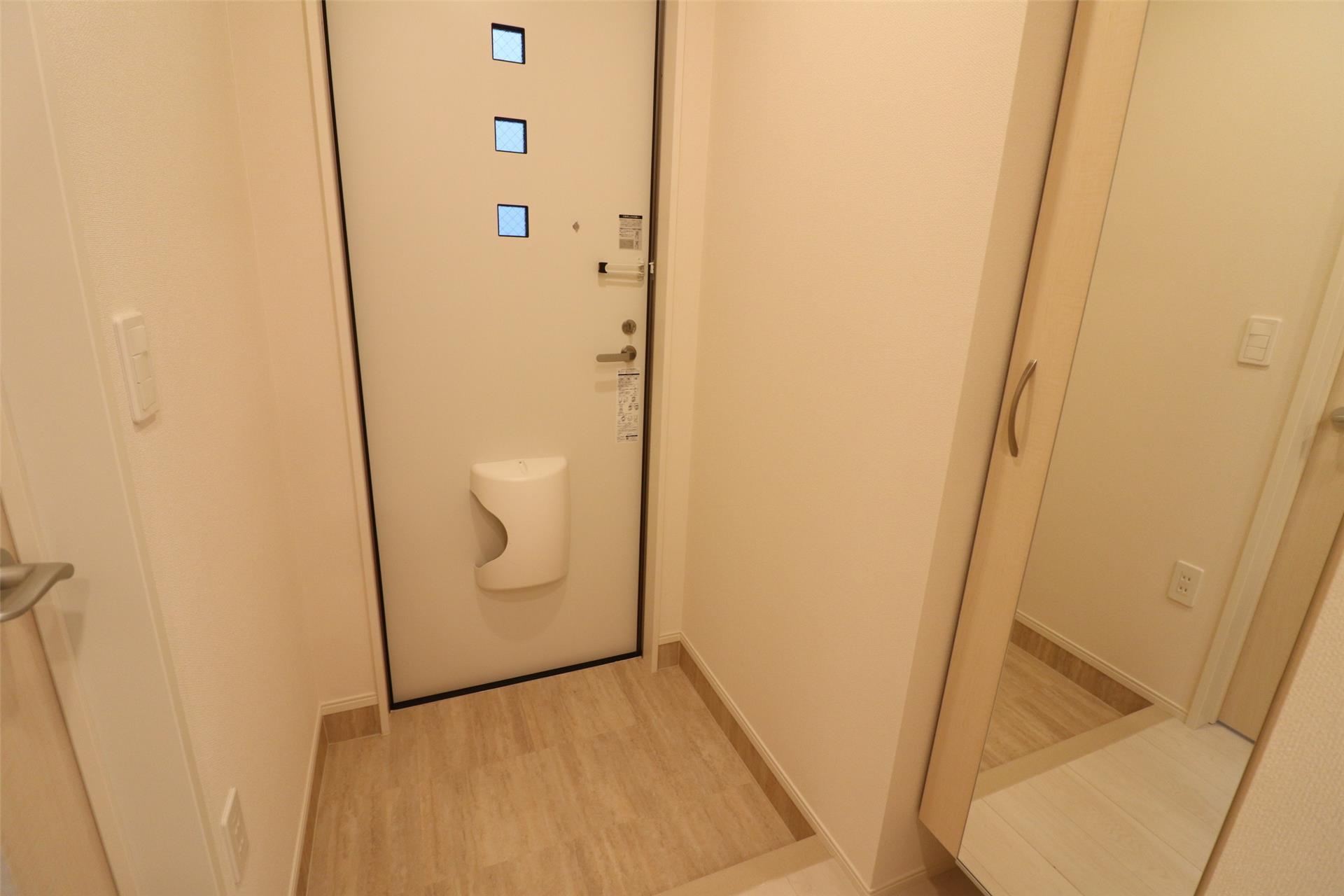 玄関　姿見付きのシューズボックス