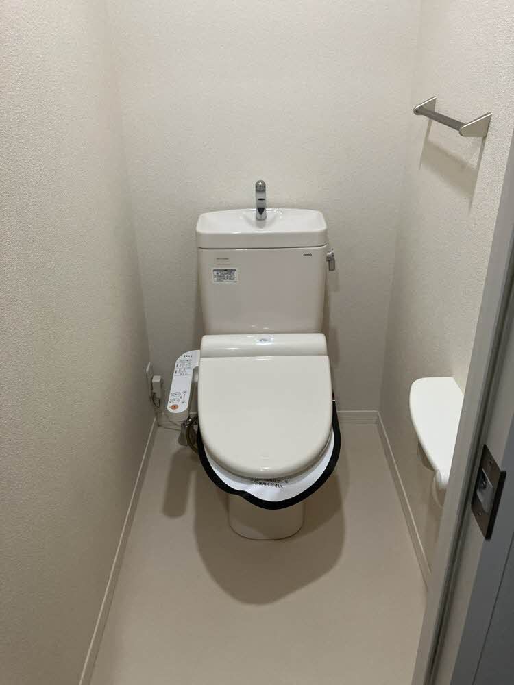 トイレ　洗浄機能付き暖房便座のトイレです。