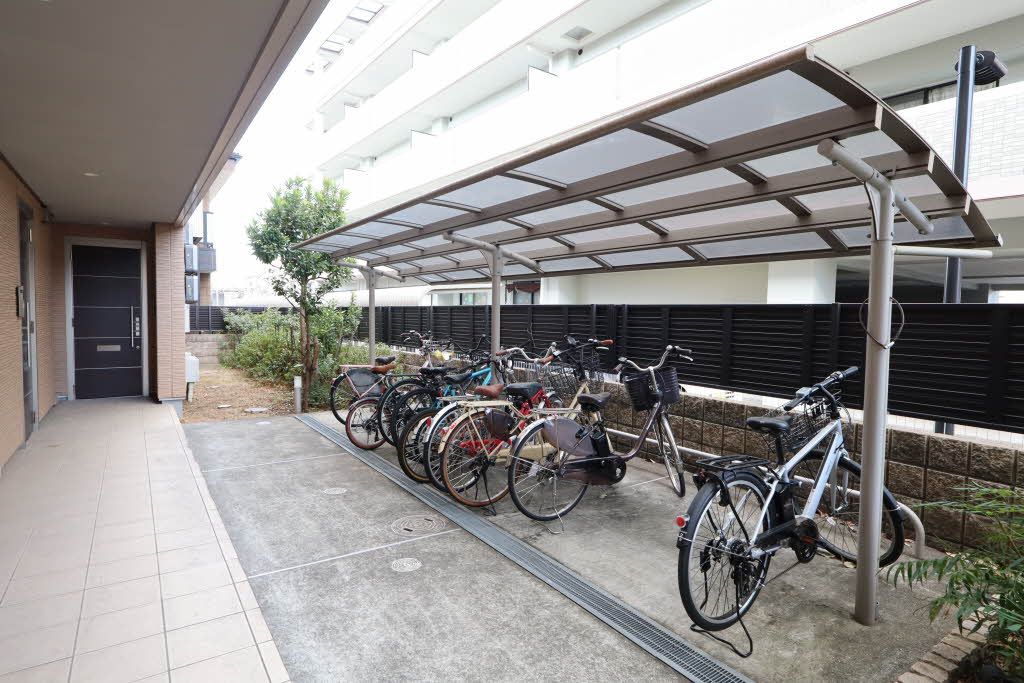 建物外観　敷地内屋根付き駐輪場
