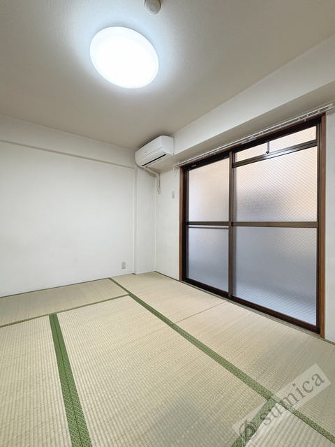 バルコニー　内装は落ち着いています。おおきな窓で明るさを演出。