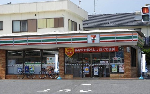 コンビニ　セブンイレブン（コンビニ）まで290m