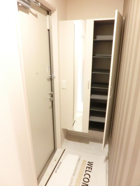玄関　全身ミラー付きでお出掛け前にチェックできます！