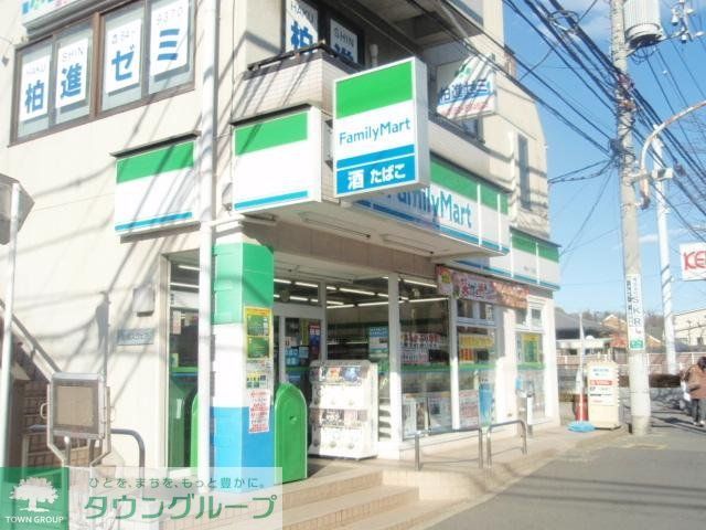 コンビニ　ファミリーマート（コンビニ）まで650m