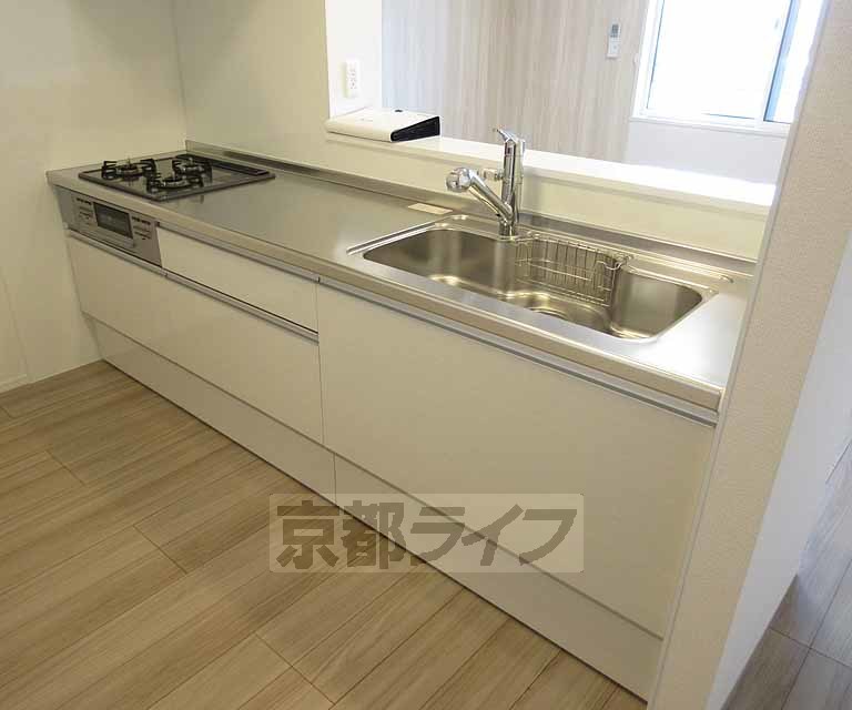 居室・リビング　綺麗なシステムキッチンです