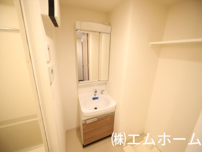 洗面設備　脱衣所　独立洗面台（シャンプードレッサー付）収納スペース有
