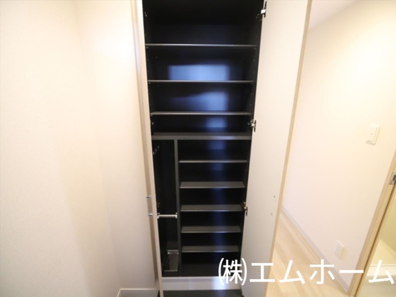 玄関　玄関　シューズボックス付（収納充実してます）