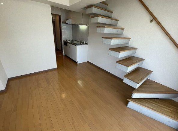 東急田園都市線 池尻大橋駅 徒歩3分 6階建 築22年の居間写真