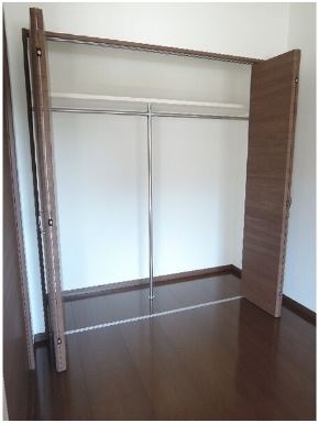 収納　お洋服などはこちらへ