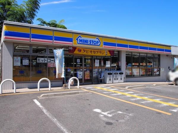 コンビニ　ミニストップ向日寺戸町店（コンビニ）まで810m