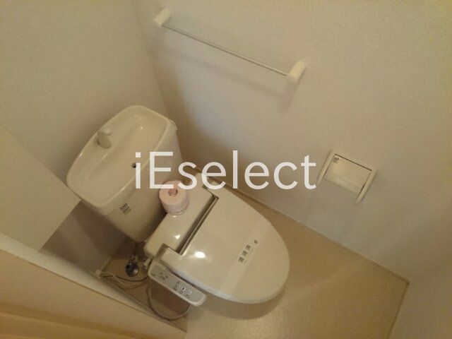 トイレ　温水洗浄便座付きのトイレです?