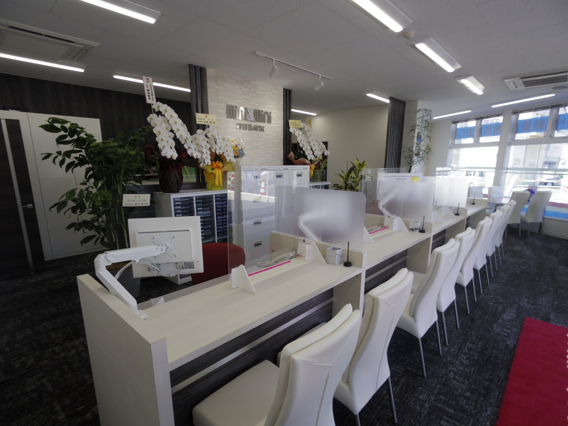 相談カウンター4卓、相談商談テーブル2卓！たくさんのお客様のご来店をお待ちしております