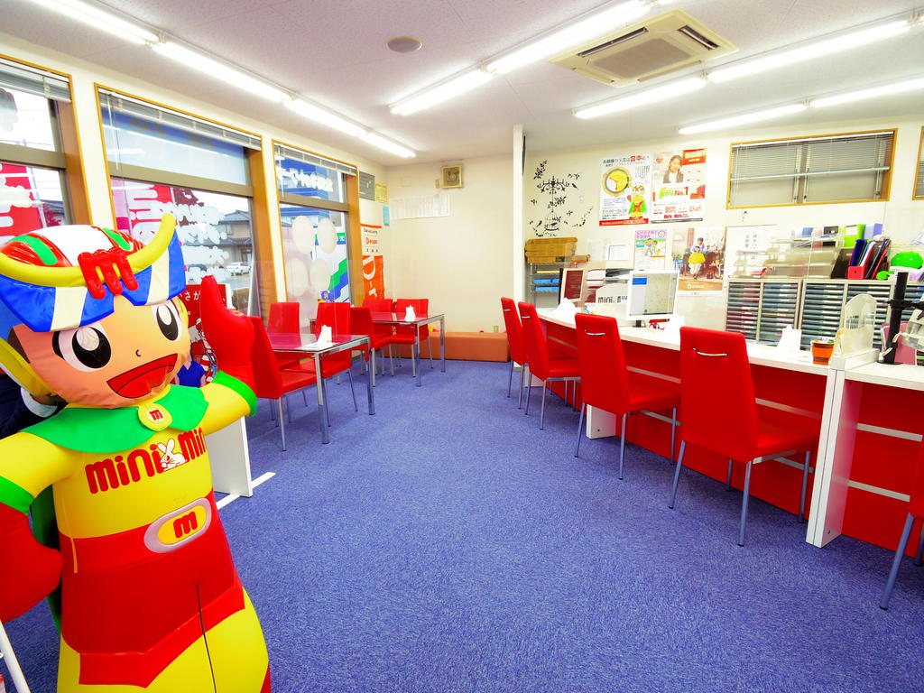 相談カウンター5卓、相談商談テーブル3卓！たくさんのお客様のご来店をお待ちしております