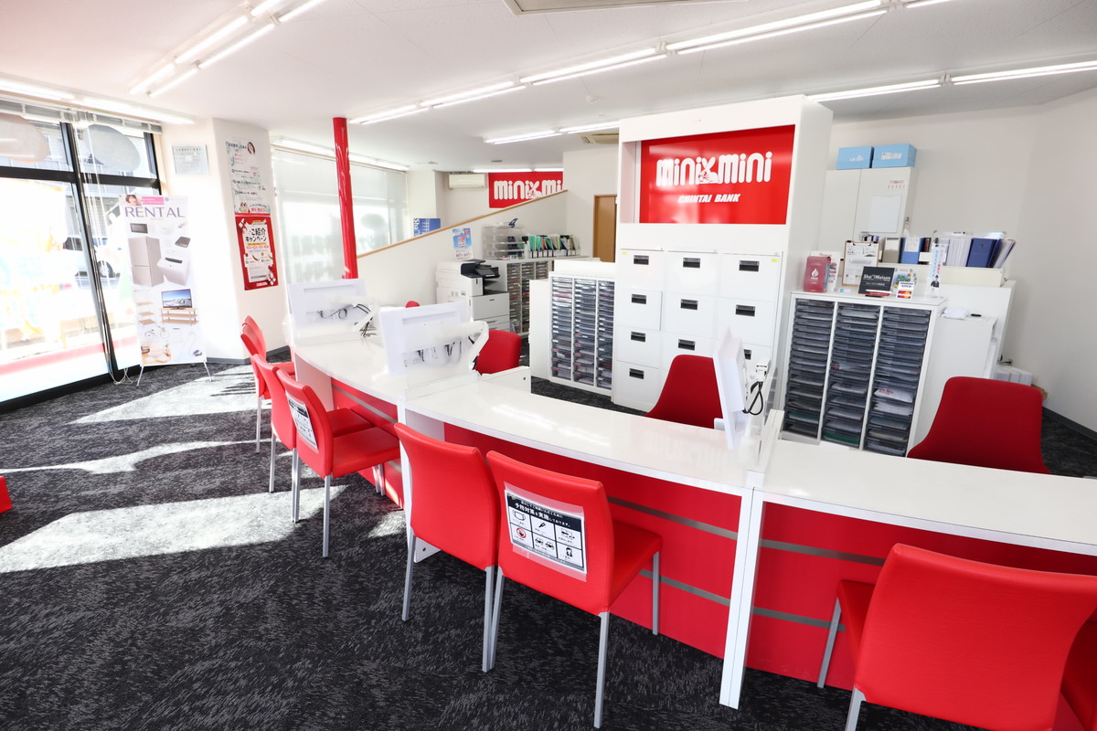 明るい店内でお部屋探しが出来ます！