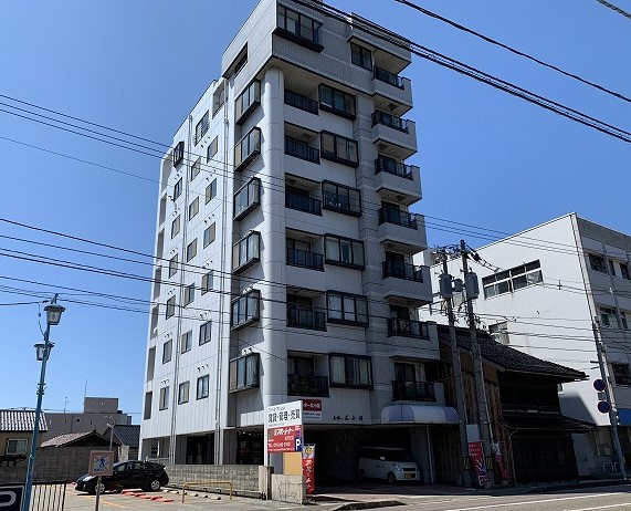 ☆店舗前に2台分駐車場有☆片町や香林坊から徒歩で来られますので、公共交通機関でもお越し頂けます！