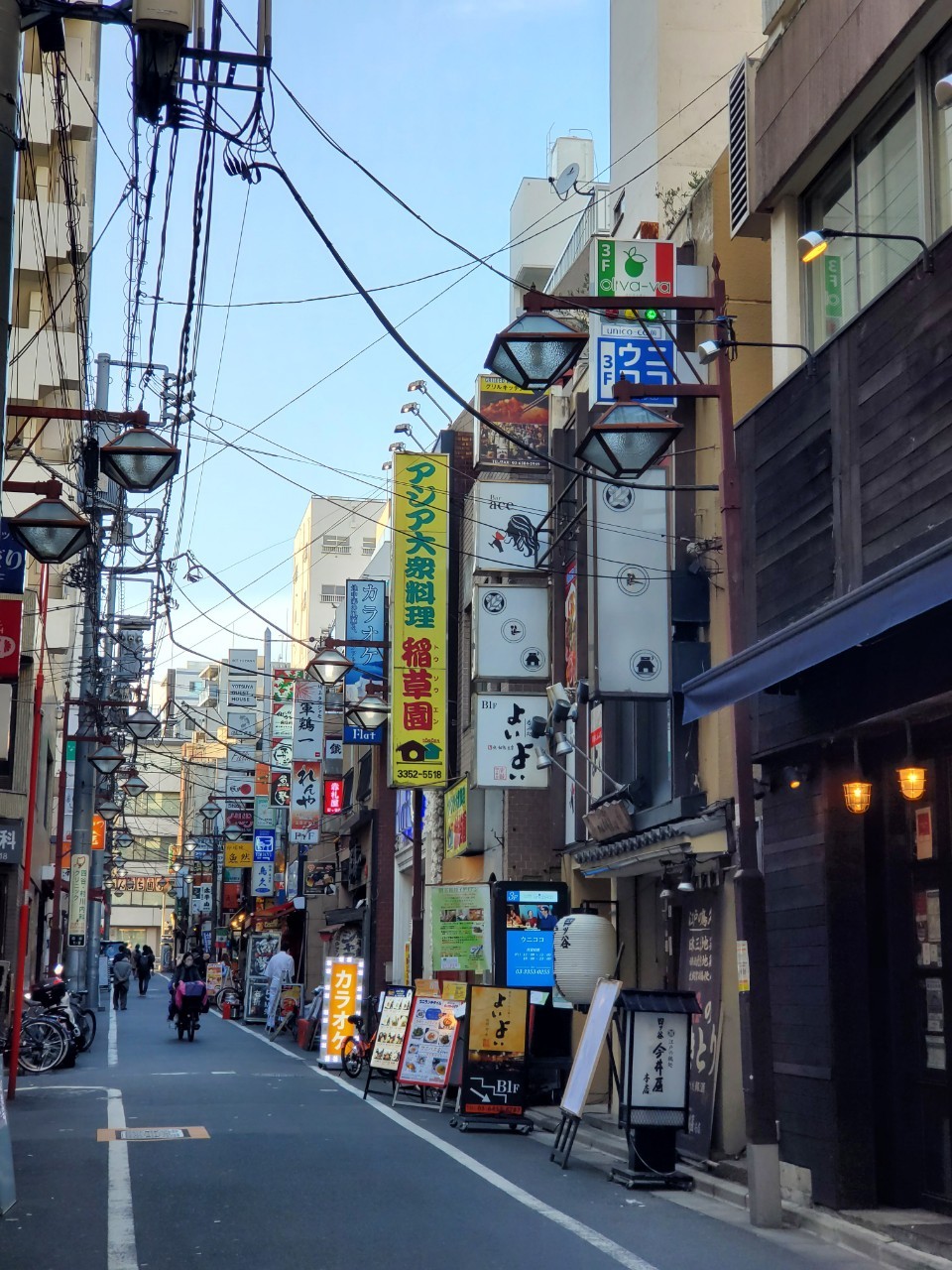 弊社は「しんみち通り」という飲食店街沿いのビル２階にございます！