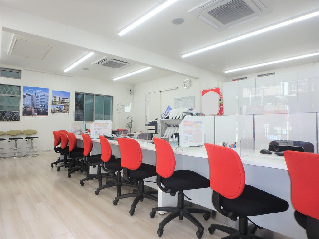 ロードサイドの路面店で明るい店内　女性のお客様も多くご来店いただいております。