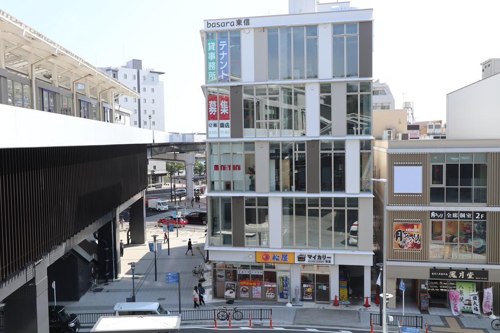 当店は京急本線・シーサイドライン【金沢八景駅】の改札を出て目の前にございます。