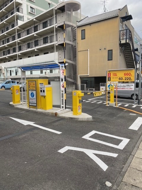 近くのコインパーキングにお停めいただきましたら帰りに精算させていただきます。