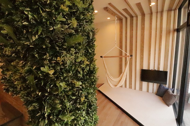 店舗前にお客様駐車場完備、キッズルームもあります♪