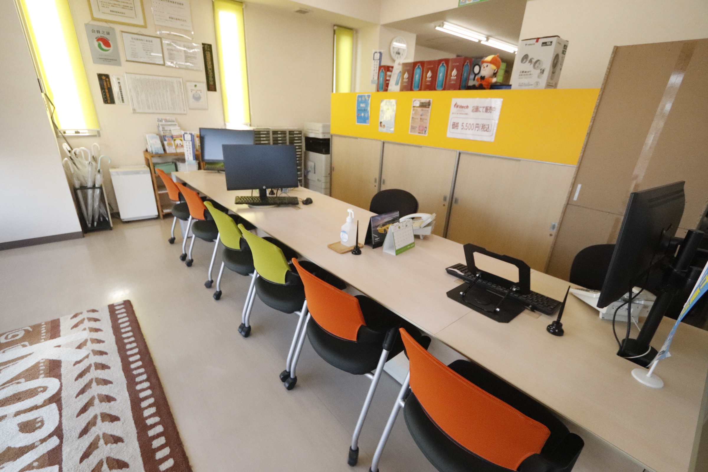 研究学園駅から徒歩6分の好立地！お車でお越しの方は店舗脇駐車場のご用意がございます♪