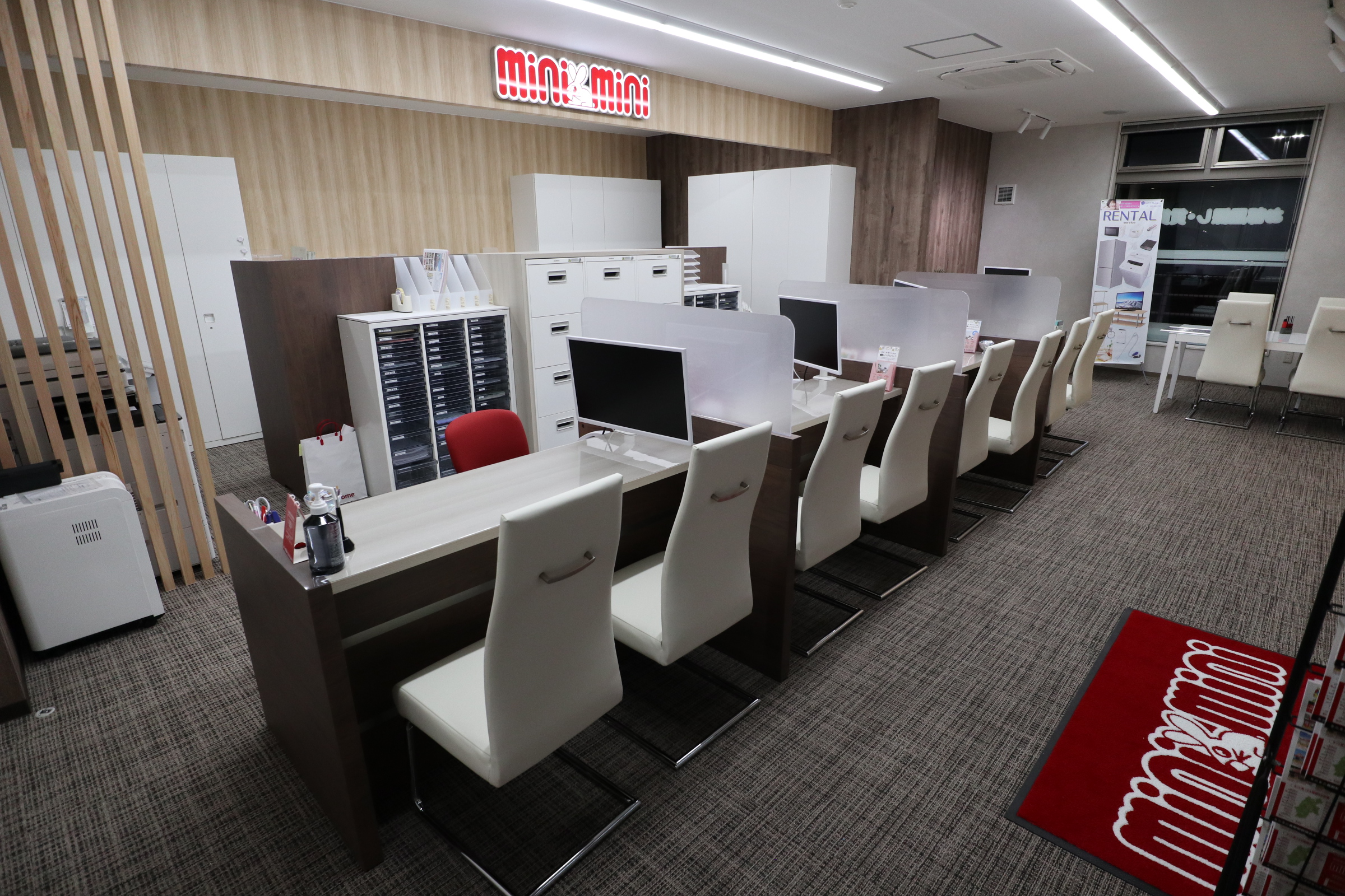 心落ち着く木基調の店内