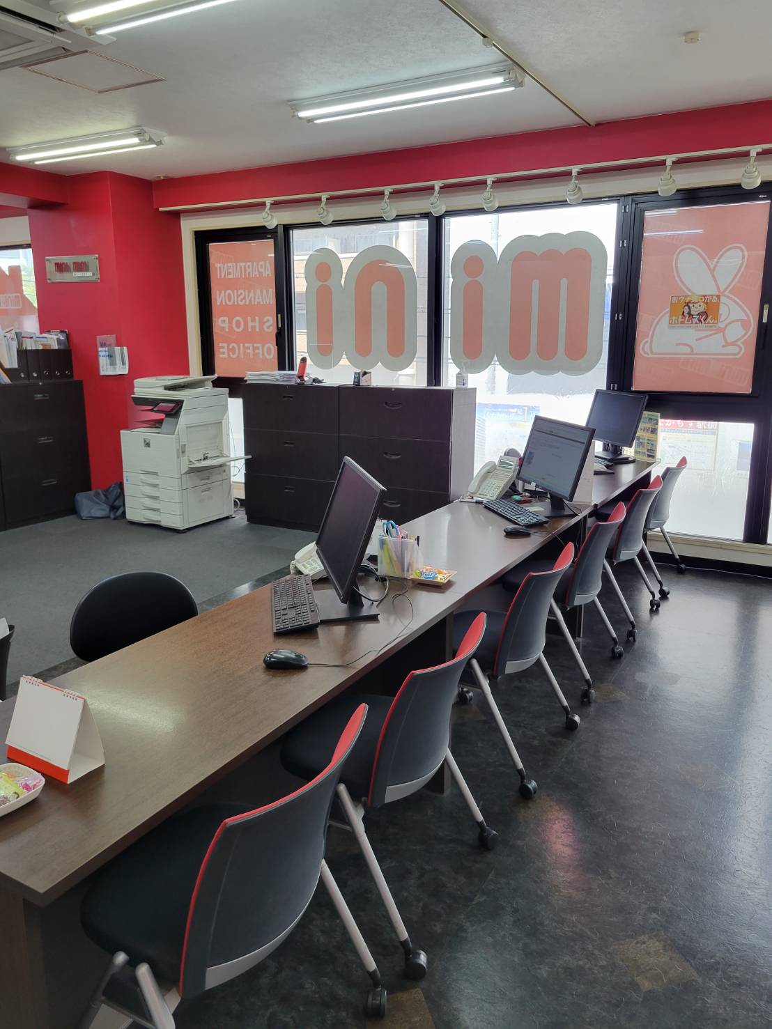 お客様専用駐車場を完備しております。またキッズルームもございますのでお子様連れのお客様もご安心ください！！