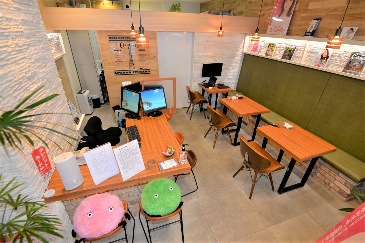 各線三宮駅からすぐの駅前立地。女性スタッフも多いアットホームで明るい雰囲気のお店です。