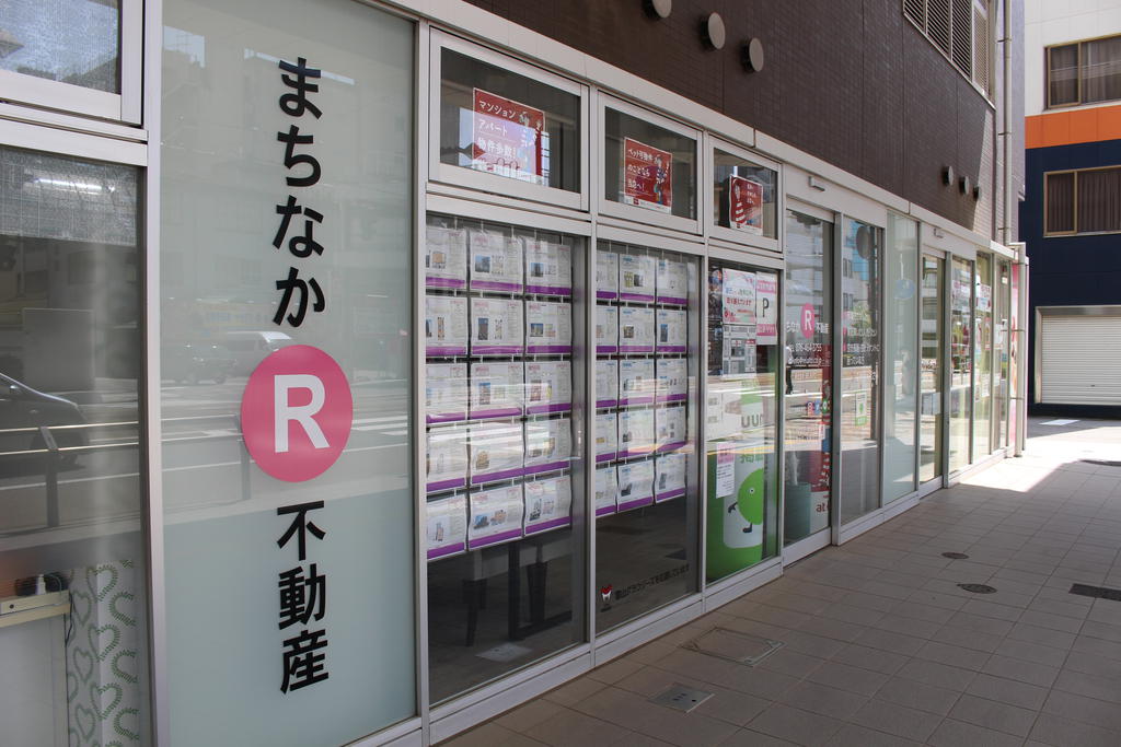 富山駅や空港までの送迎可能です！来客用の駐車場も完備しておりますのでお車でも来店可能です。