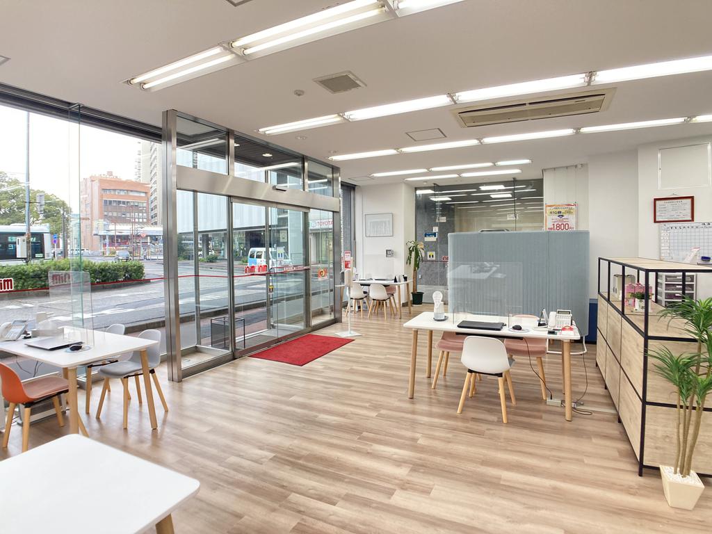 広々とした空間と落ち着きのある内装の店内です。