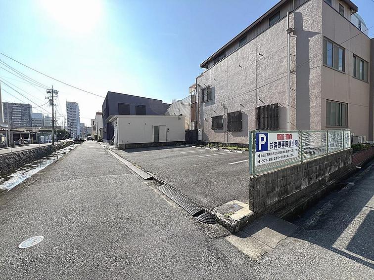 お客様用駐車場も用意をしておりますのでお車でお越しの方も是非お立ち寄り願います。