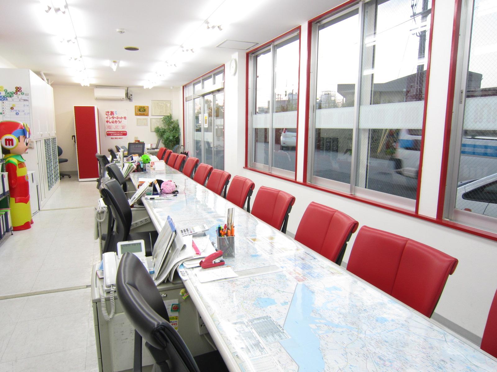 伊勢市駅より徒歩3分。八間通り沿いで伊勢シティホテル様の向かいにあります。駐車スペースも5台分あります。