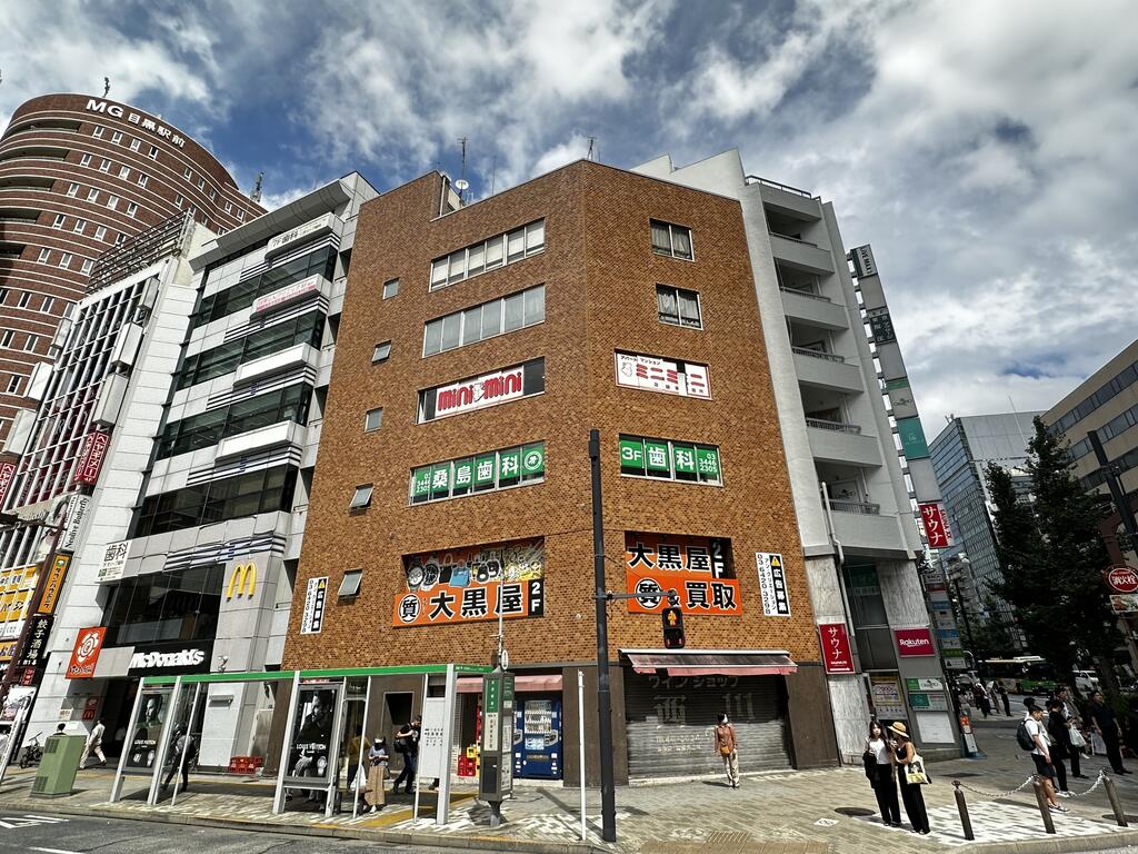 山手線目黒駅東口から徒歩1分の立地です。ミニミニの大きな看板が目印です☆彡