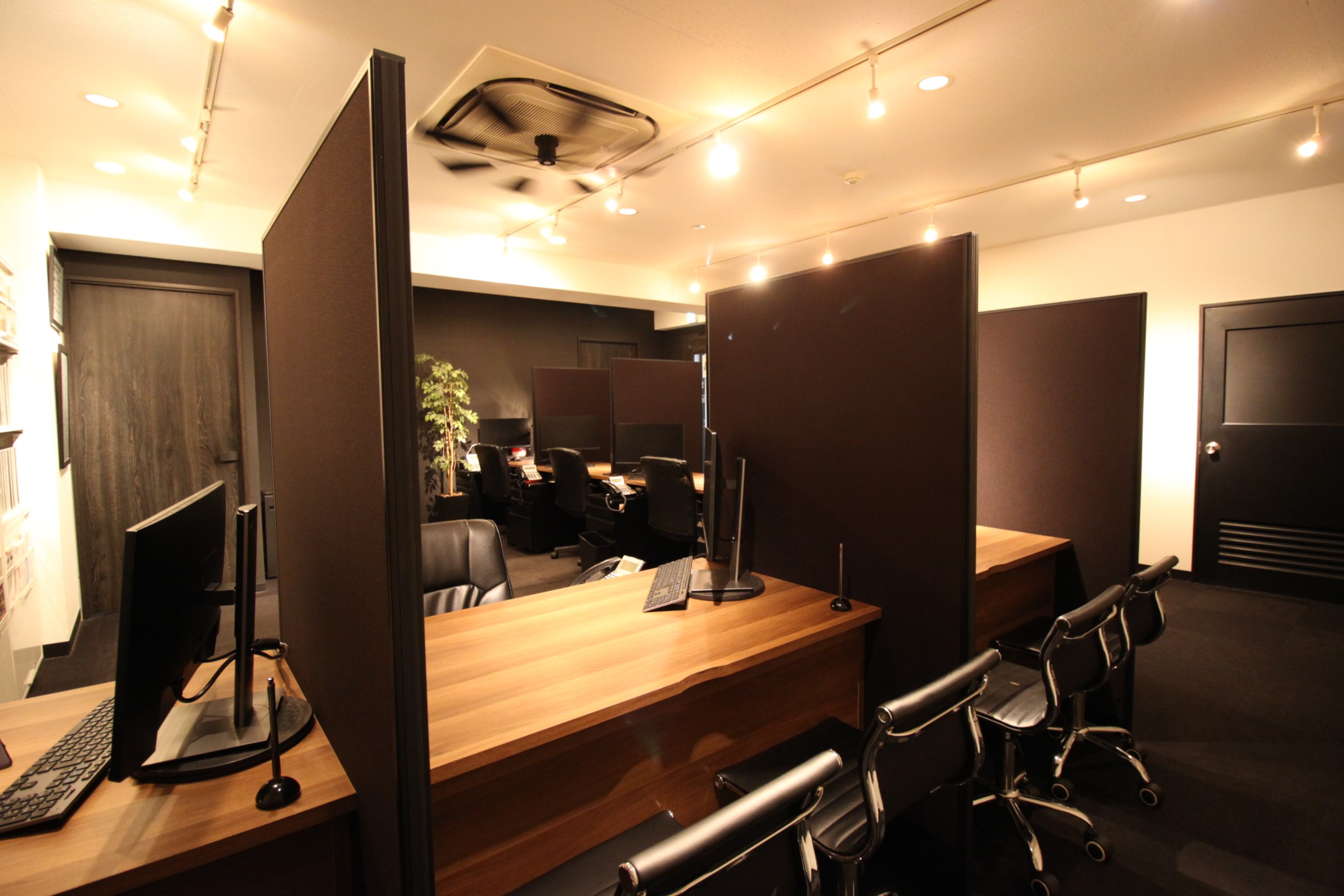 ■ホームページより来店予約可！落ち着いた清潔な店内で、丁寧な接客をこころがけております。■