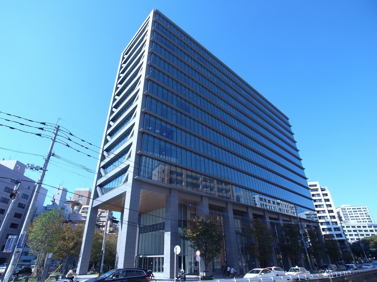 薬院駅徒歩1分　女性スタッフもおりますのでお気軽にご来店下さい！