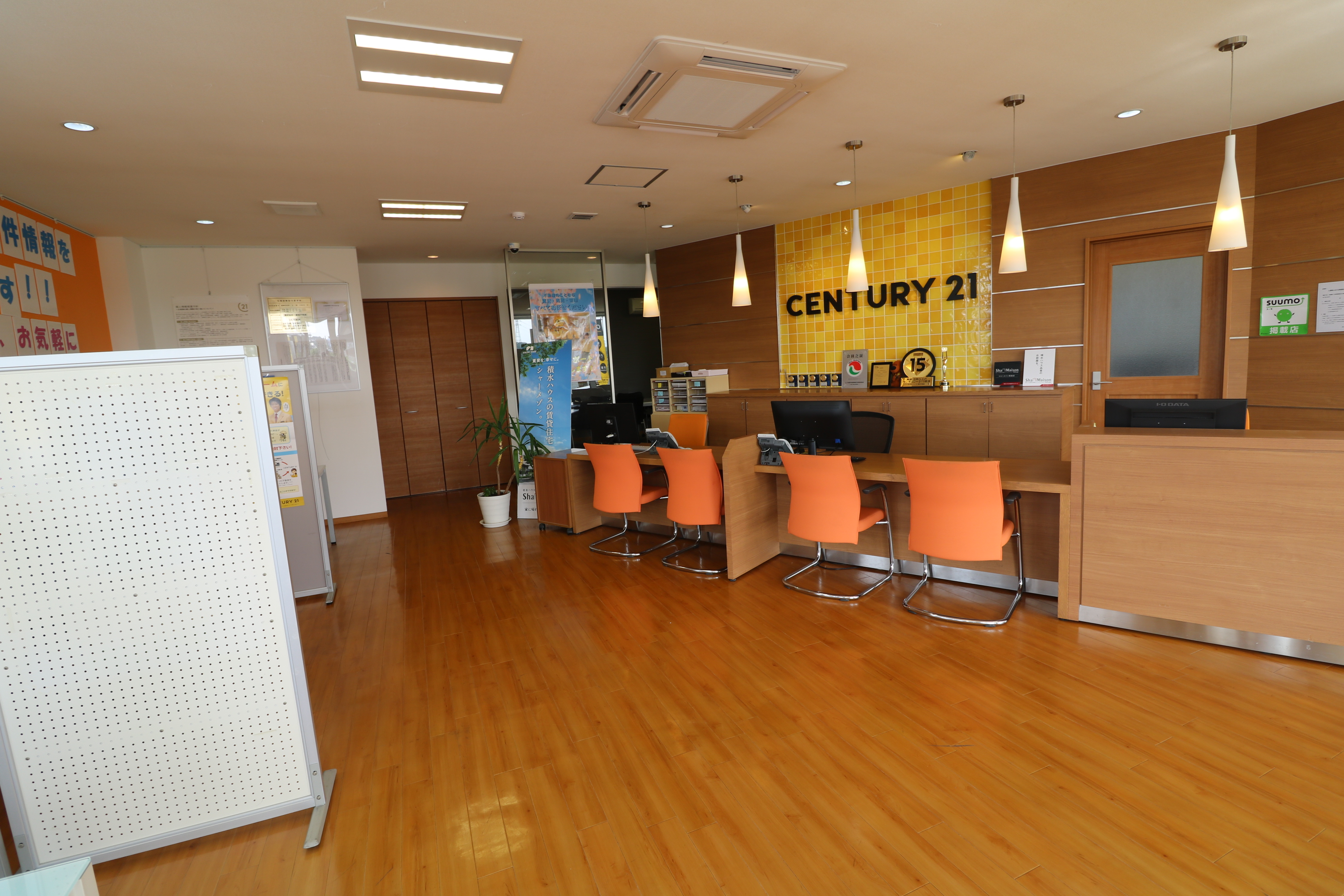 明るく広い店内で、笑顔のスタッフが皆様をお出迎え致します。